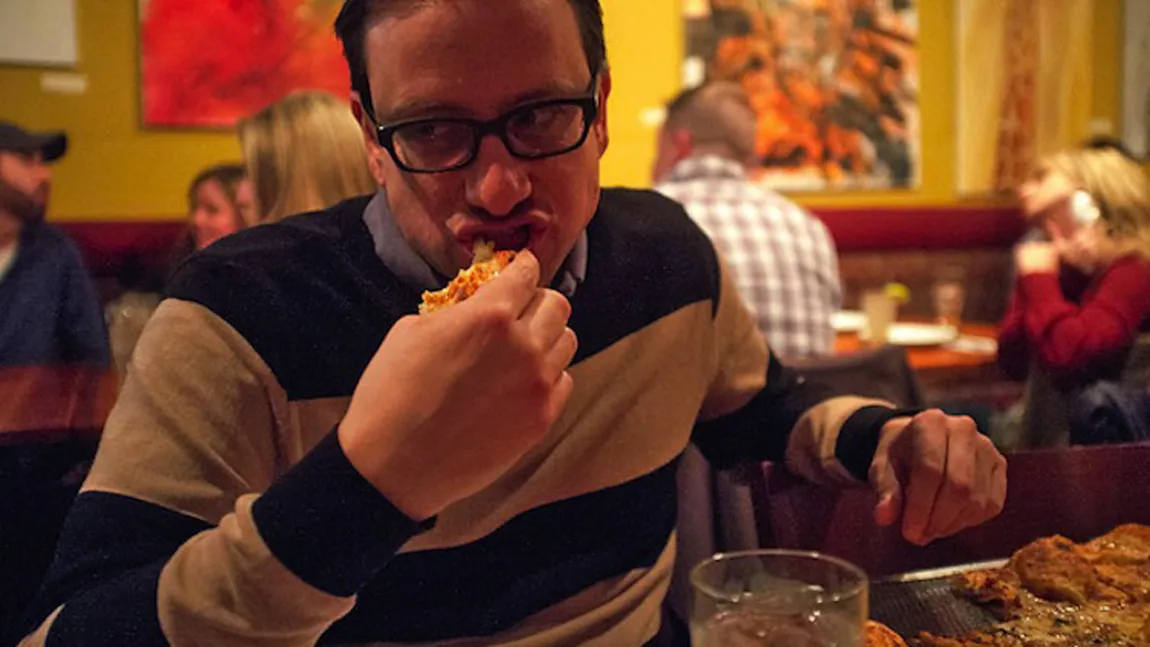 Pasiune nebună: Un bărbat a mâncat toată viaţa numai pizza şi încă nu s-a săturat