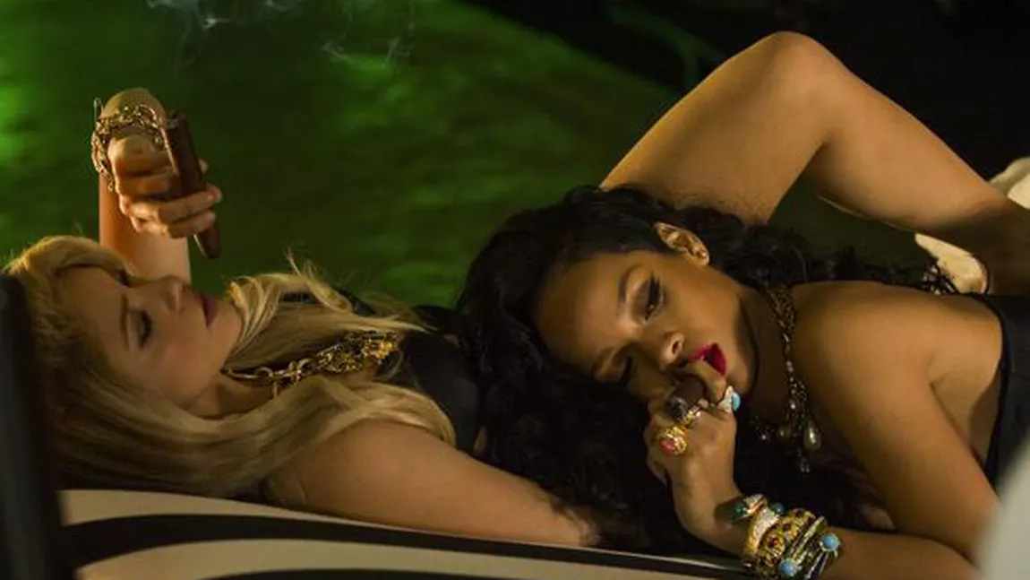 Shakira, prea sexy pentru TV. Un politician vrea interzicerea clipului în care apare în pat cu Rihanna VIDEO