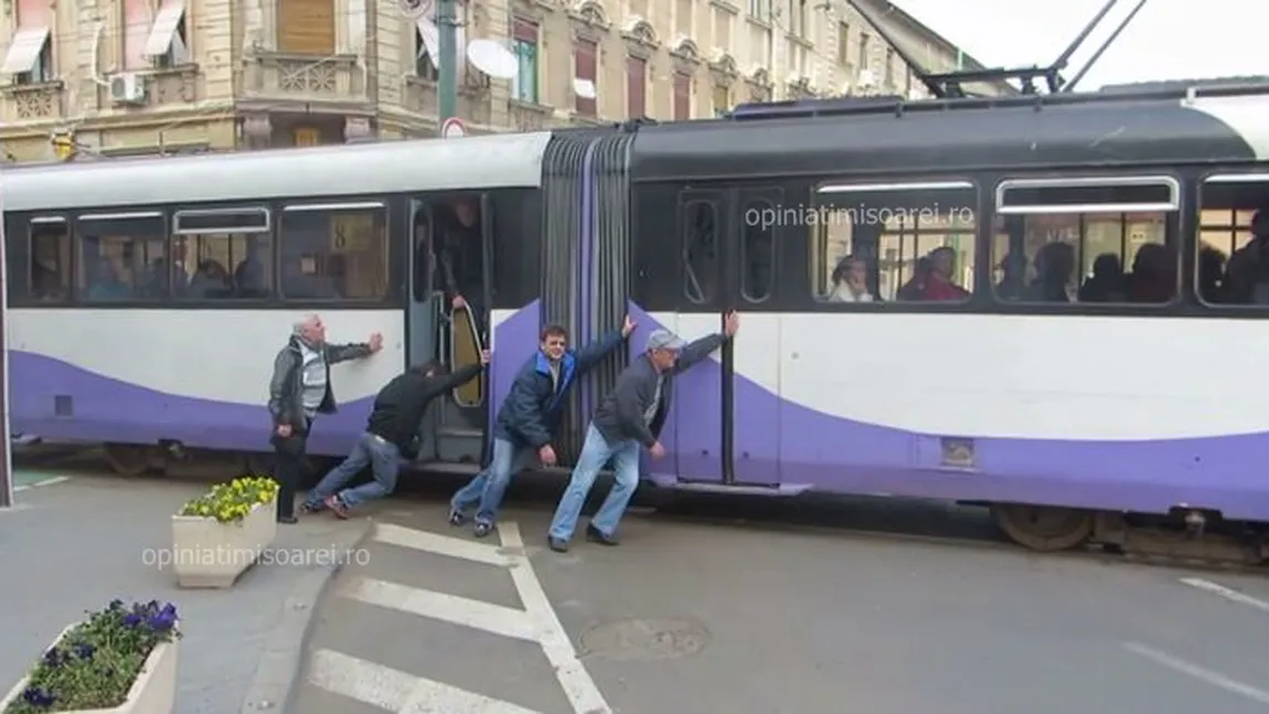 IMAGINILE ANULUI: Cum împing timişorenii un tramvai rămas în pană. Reacţie senzaţională după reuşită VIDEO