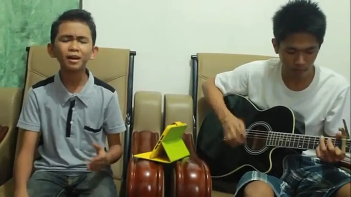 Băieţelul cu VOCE de AUR care îţi va încânta SIMŢURILE: Cântă atât de bine încât este acuzat de PLAYBACK VIDEO