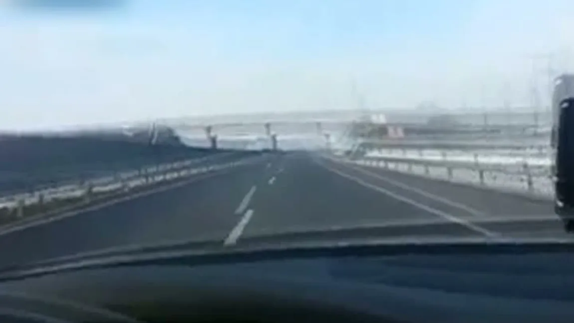 ŞOCANT. Conduce cu 240 km/oră fără să ţină volanul şi nu poate fi pedepsit de poliţie VIDEO