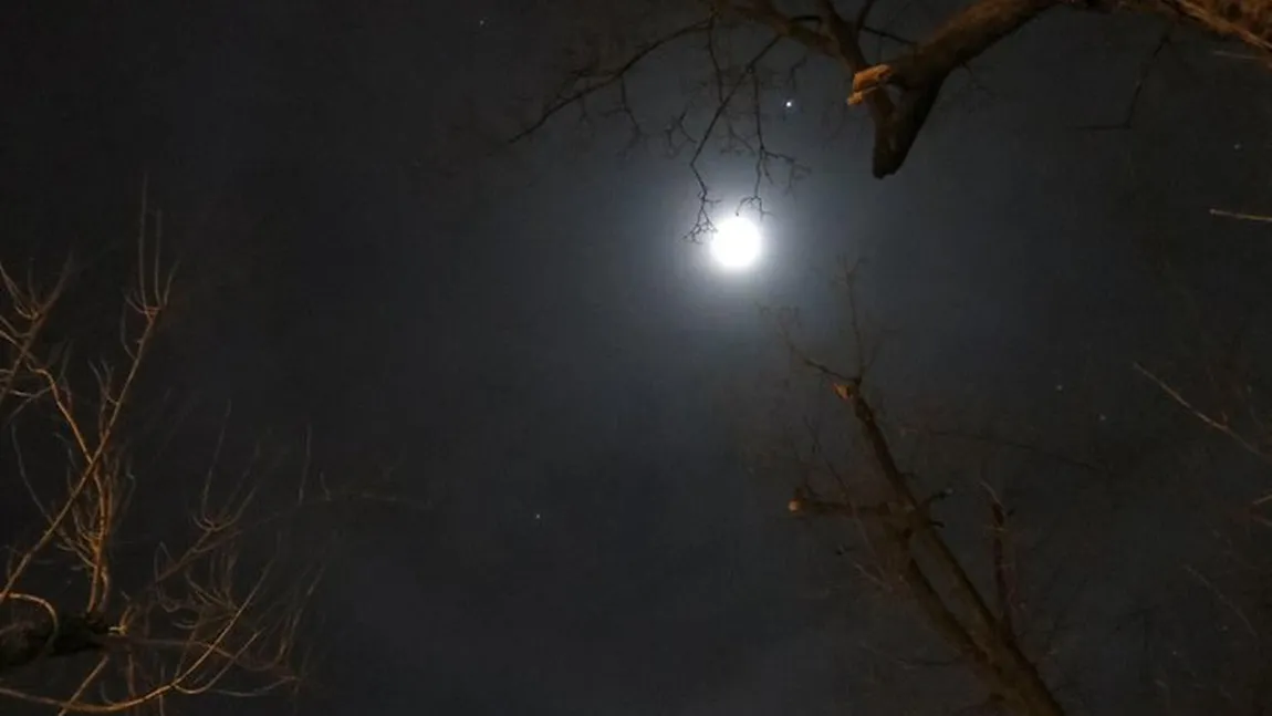 Fenomen inedit pe cerul Bucureştiului: Luna a fost înconjurată de un cerc misterios FOTO