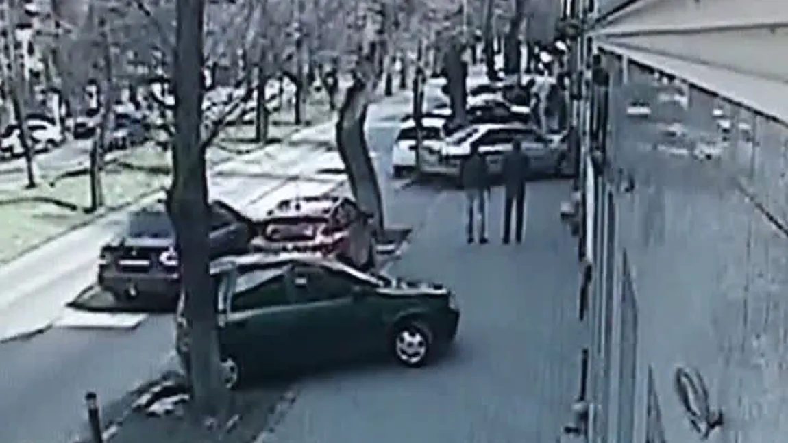 Accident spectaculos provocat de un şofer fără permis: A intrat cu maşina într-o casă VIDEO
