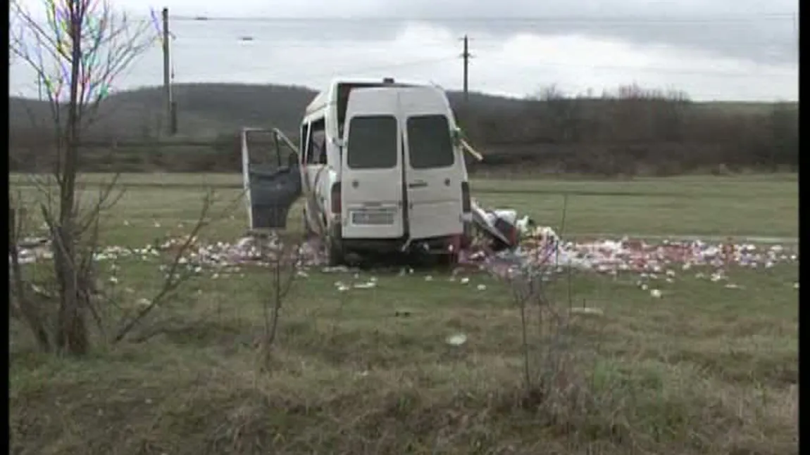 ACCIDENT GRAV în Gorj: Un microbuz s-a RĂSTURNAT. Trei pasageri au fost răniţi VIDEO