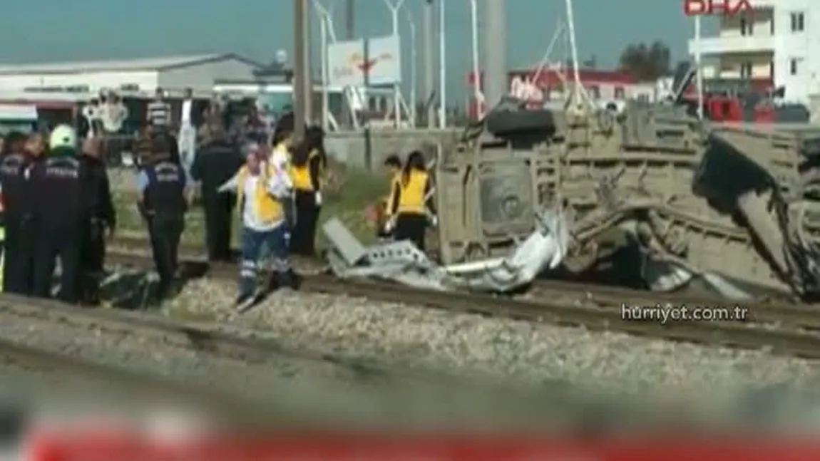 Accident grav de tren în Turcia. Cel puţin 9 oameni au murit după ce un tren a lovit un microbuz VIDEO