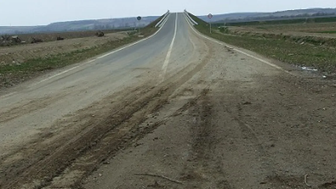 Ca la noi la nimeni! BUCATĂ DE ASFALT în mijlocul pustietăţii, în Timiş