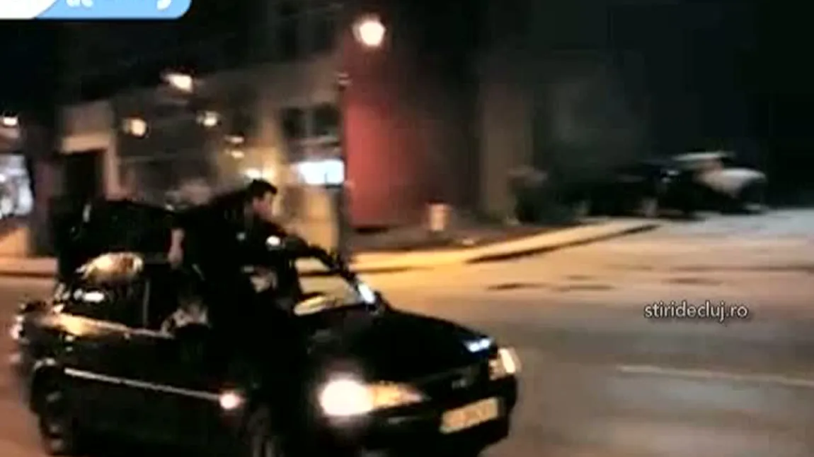 Teribilism în trafic: S-a urcat pe CAPOTA unei maşini aflate în mers VIDEO