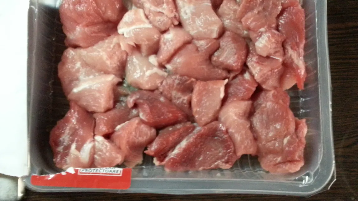 Carne STRICATĂ într-un supermarket din Bucureşti. Vezi ce spun reprezentanţii ANPC FOTO