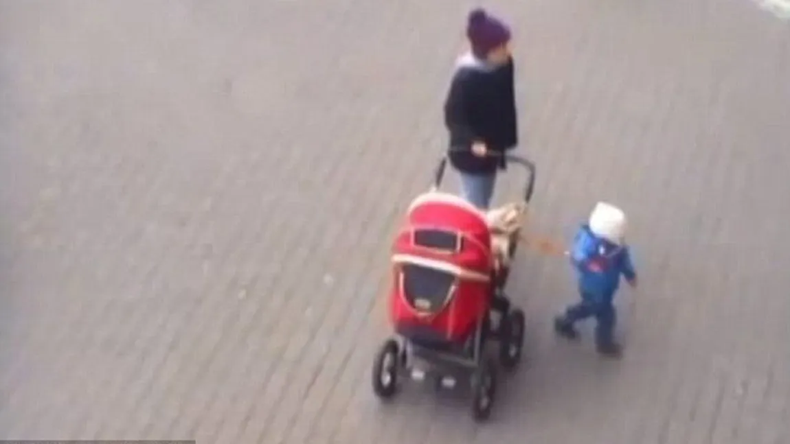 Cerşetoarea care a ŞOCAT Polonia: Şi-a LEGAT de cărucior, cu sfoara, bebeluşul EPUIZAT VIDEO