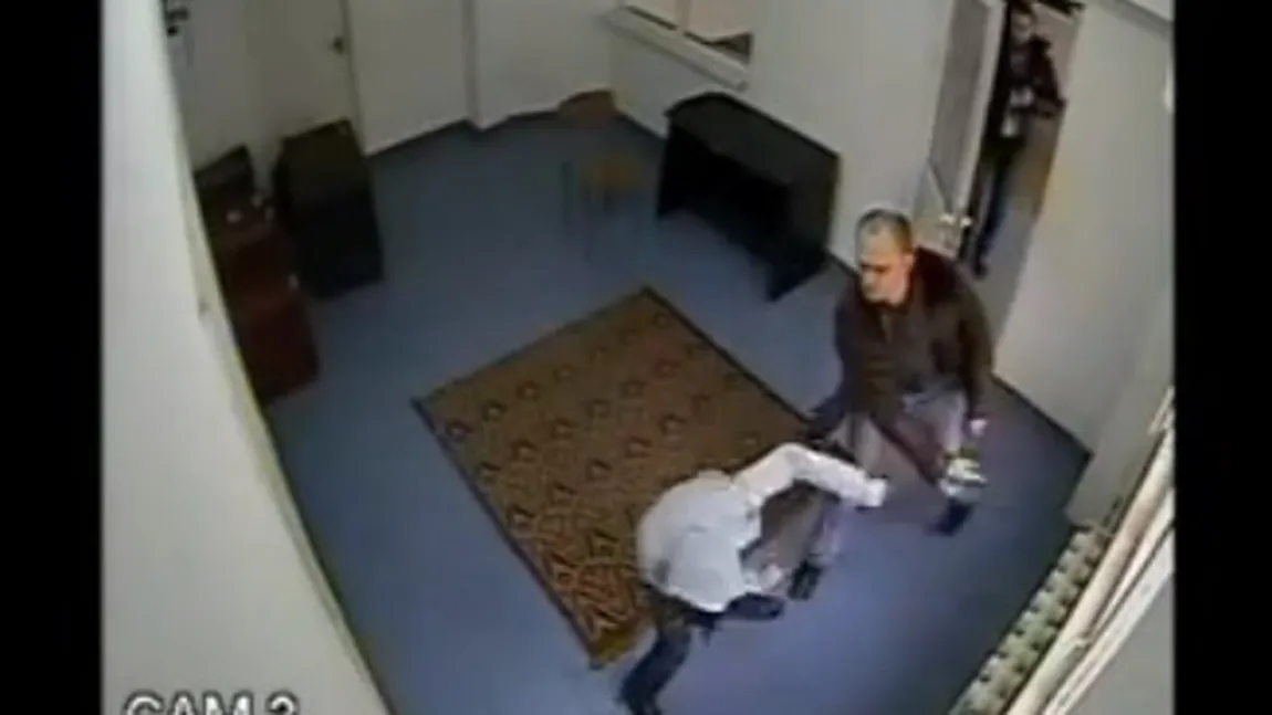 Copilă de 14 ani, BĂTUTĂ cu BESTIALITATE de un şef de poliţie. Imaginile au fost surprinse de o cameră VIDEO