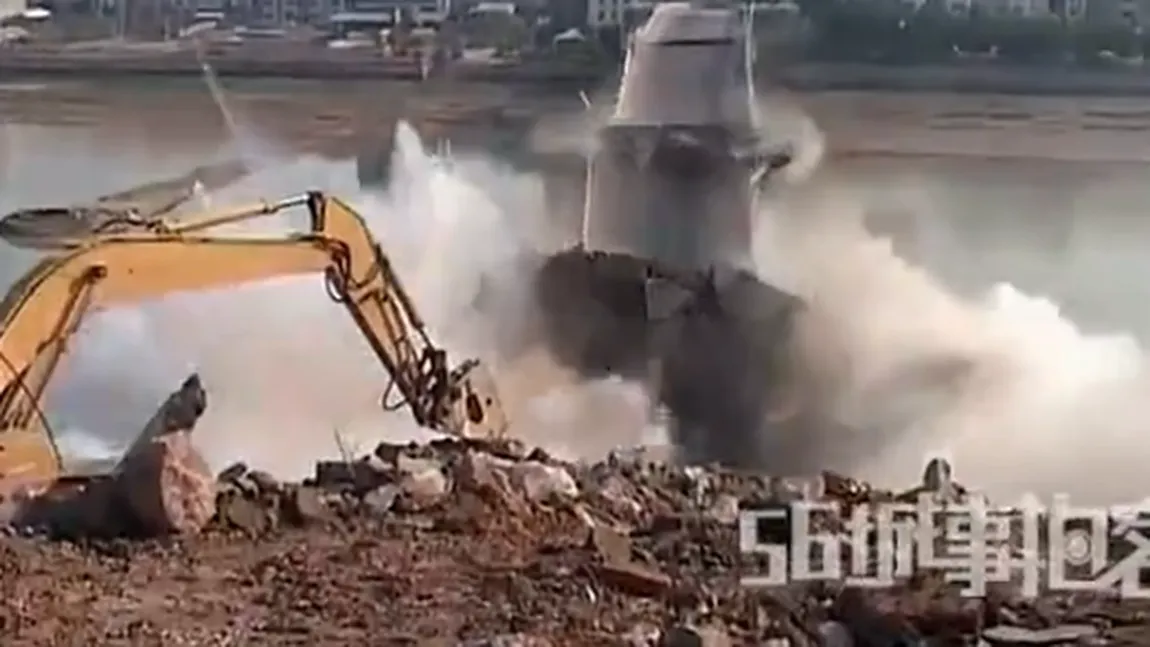 Demolare impresionantă în China: Un pod a fost distrus de un excavator VIDEO