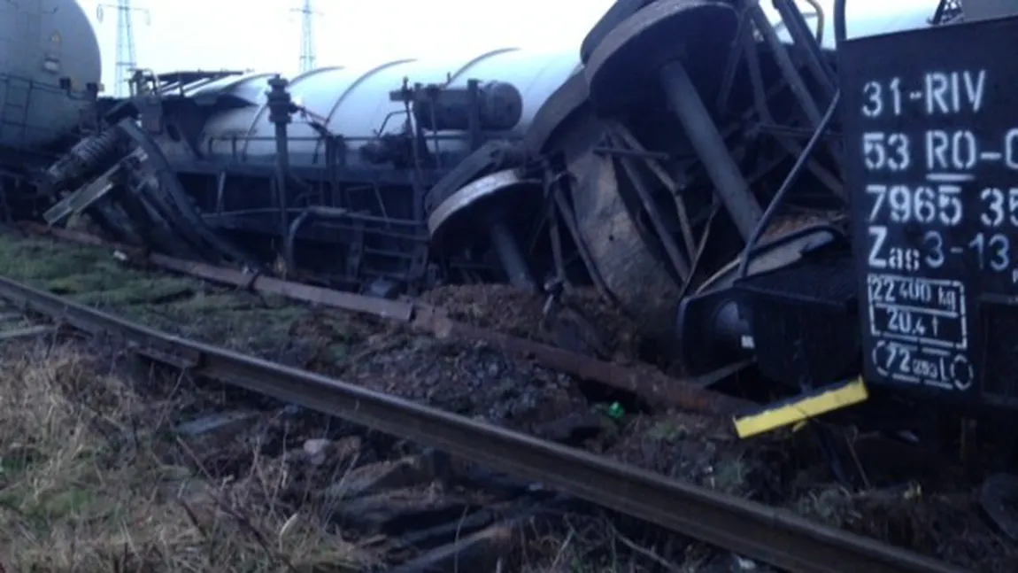 Alertă lângă Timişoara. Un tren încărcat cu motorină a DERAIAT. Un vagon s-a RĂSTURNAT