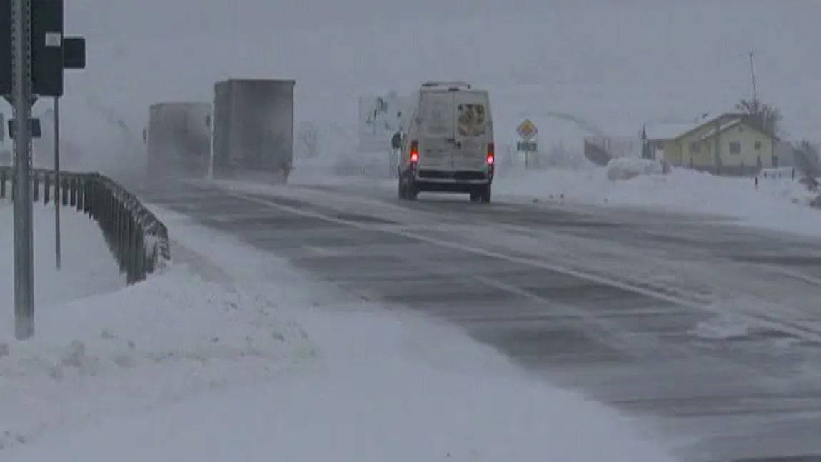 Circulaţie în condiţii de iarnă în Harghita. Drumarii acţionează în zonele înalte