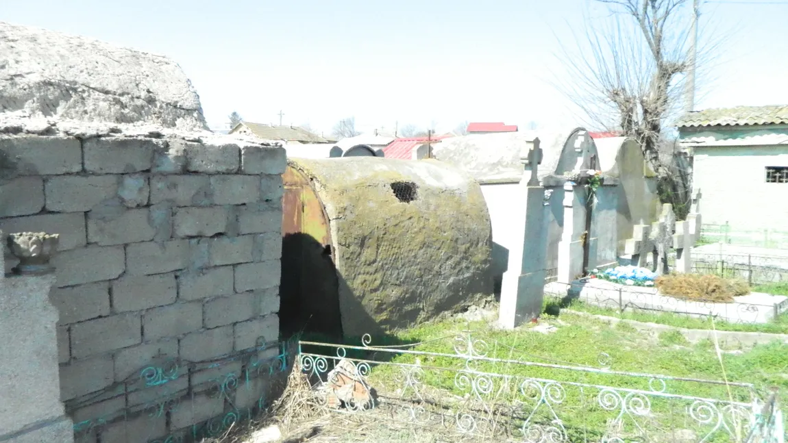Satul în care ţiganii NU ÎNGROAPĂ morţii. Îi pun 
