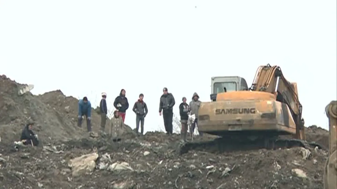 TUPEU INCREDIBIL: Ţiganii fură fier vechi cu excavatorul VIDEO