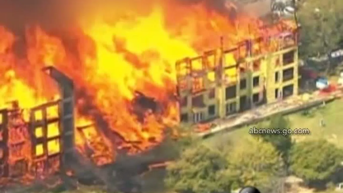 Salvare spectaculoasă în SUA: Un muncitor a rămas blocat într-o clădire cuprinsă de flăcări VIDEO