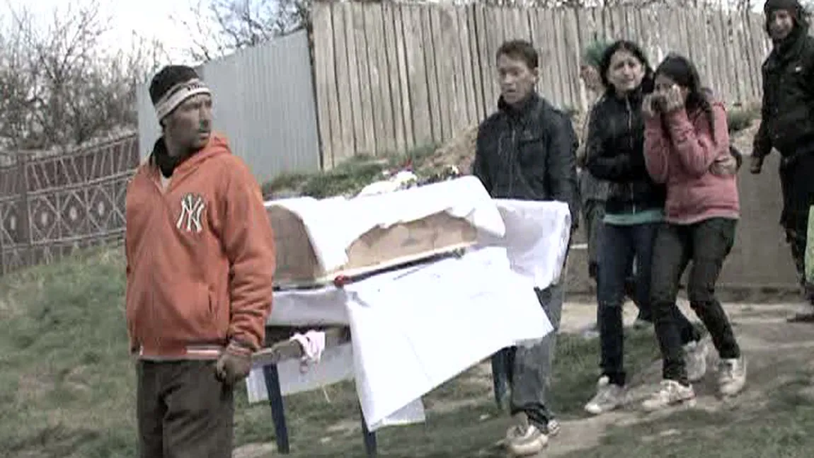 Caz uluitor în Vrancea. Au dormit două zile cu fetiţa moartă în cameră VIDEO