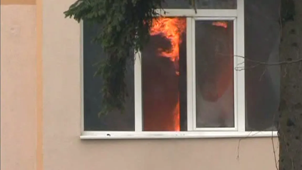 INCENDIU într-un bloc din Suceava. Un bărbat a MURIT. Zeci de locatari au fost evacuaţi VIDEO