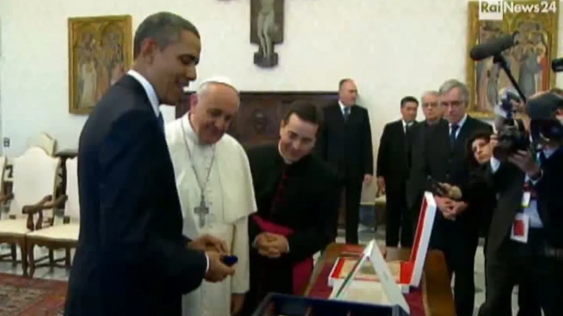 Obama, întâlnire istorică cu Papa: Vezi incidentul care i-a făcut pe amândoi să izbucnească în râs VIDEO