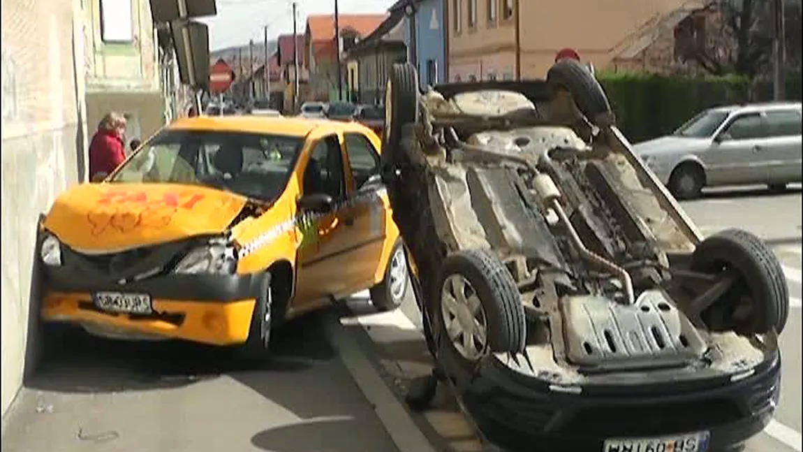 Accident spectaculos la Sibiu. O maşină s-a răsturnat, alta a intrat într-un perete VIDEO