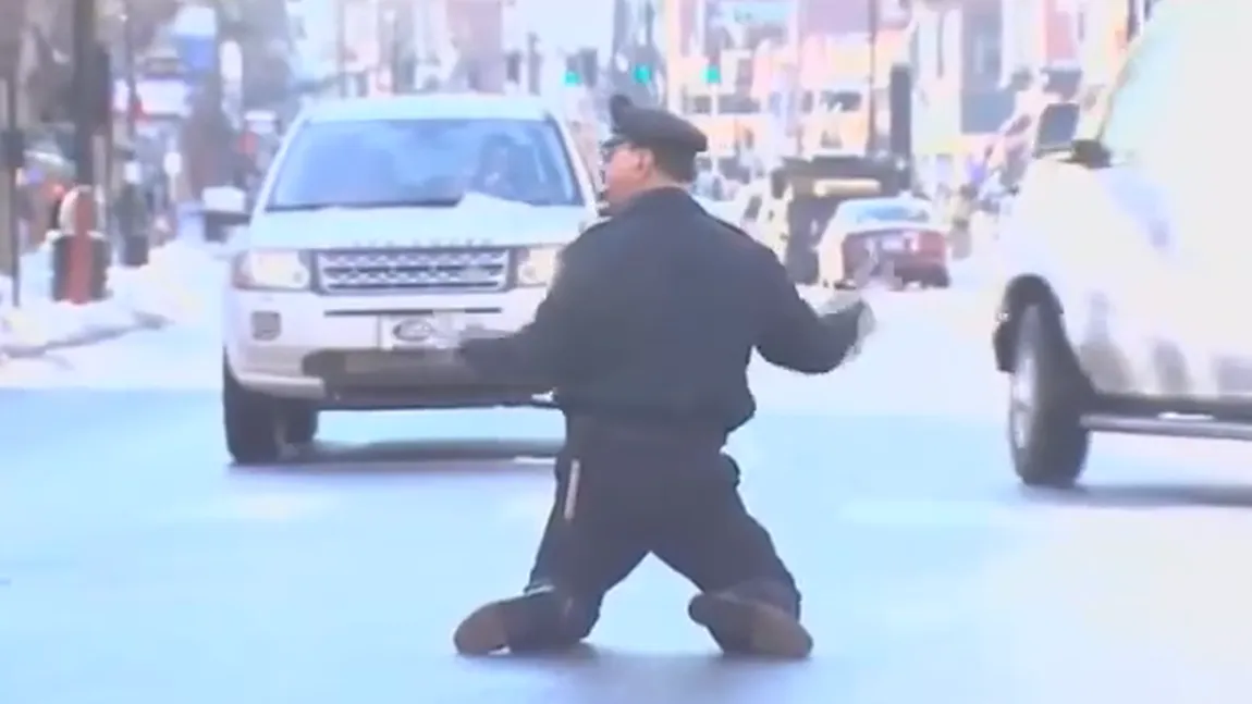 Poliţiştii au talent. Mai mulţi agenţi dirijează traficul în pas de dans VIDEO