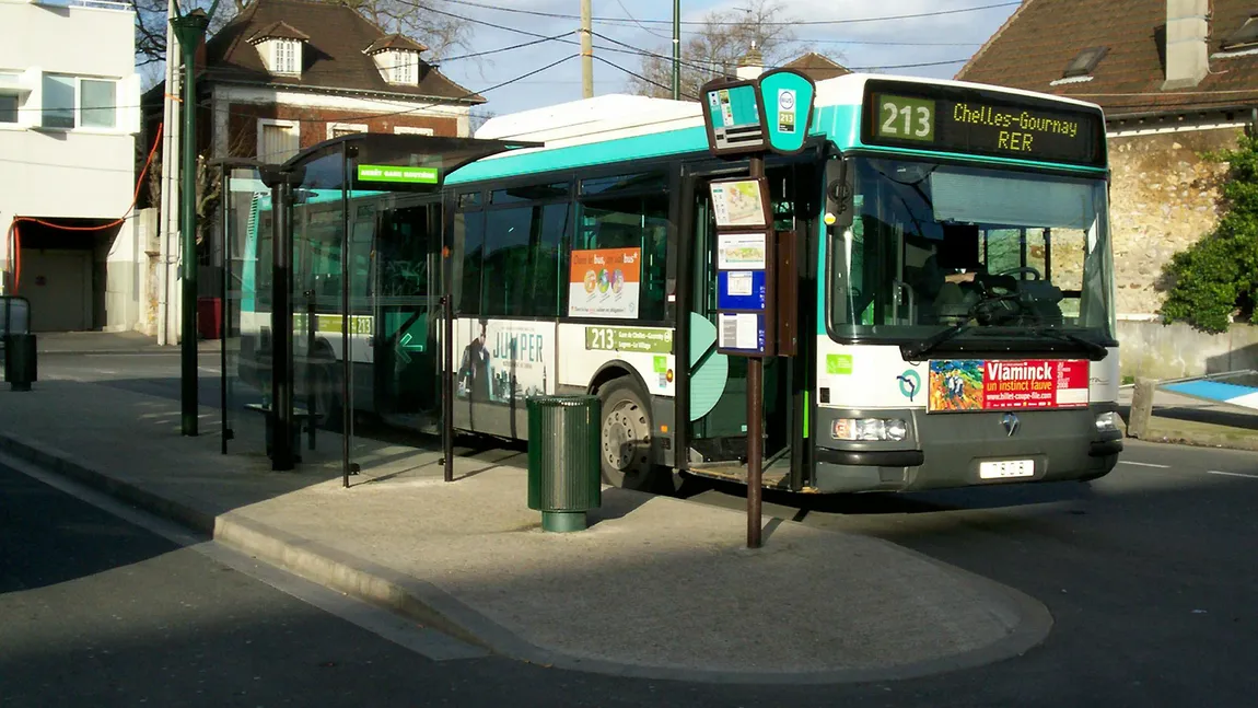 SCANDALOS. Românii, daţi jos din autobuz la Paris de şoferi xenofobi. 