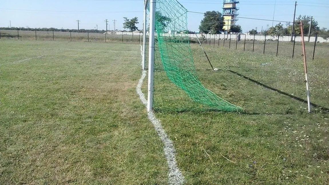 Terenul de fotbal cu cele mai strâmbe linii din lume este în România. Pozele au făcut ocolul lumii FOTO