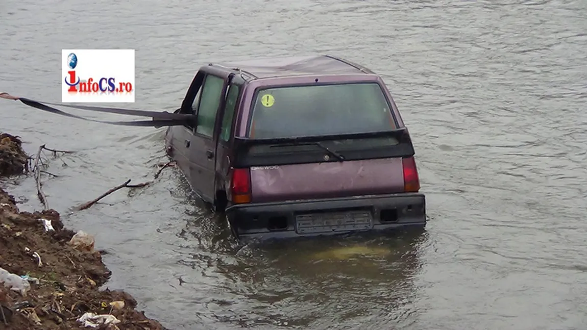 A făcut baie cu tot cu maşină. Un tânăr din Reşiţa a plonjat cu maşina în râu VIDEO