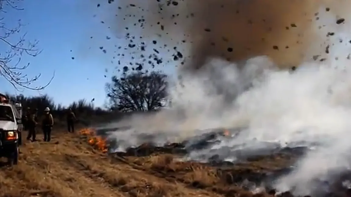 Fenomen rar în SUA: Un incendiu s-a transformat într-o tornadă de foc VIDEO