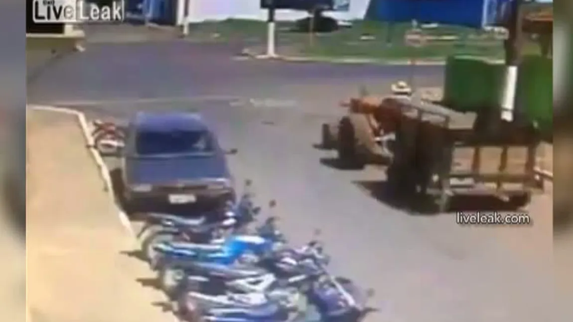 GHINION TERIBIL pentru un TRACTORIST. Ce s-a întâmplat după ce s-a desprins REMORCA VIDEO