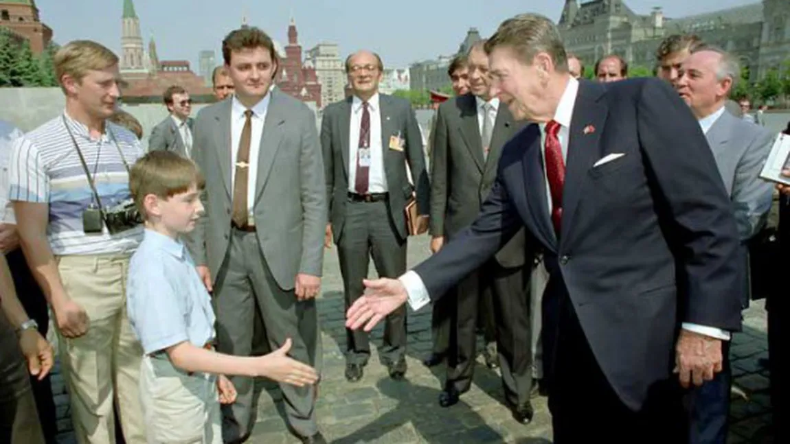 Fotografia care face înconjurul lumii: Putin, agent sub acoperire la o vizită a lui Ronald Reagan?