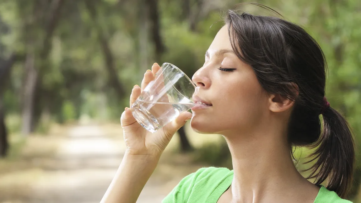 Este sănătos să bei apa în timp ce mănânci? Află ce spun specialiştii