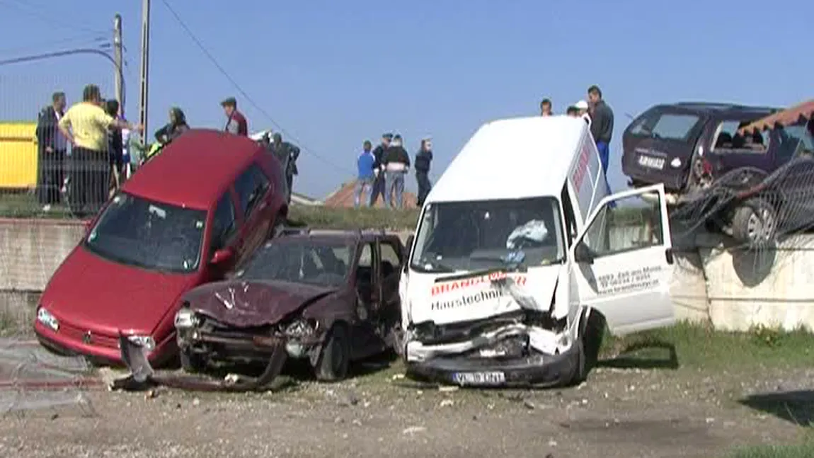 Accident cu patru maşini, provocat de un şofer beat. O femeie şi doi copii sunt răniţi grav VIDEO