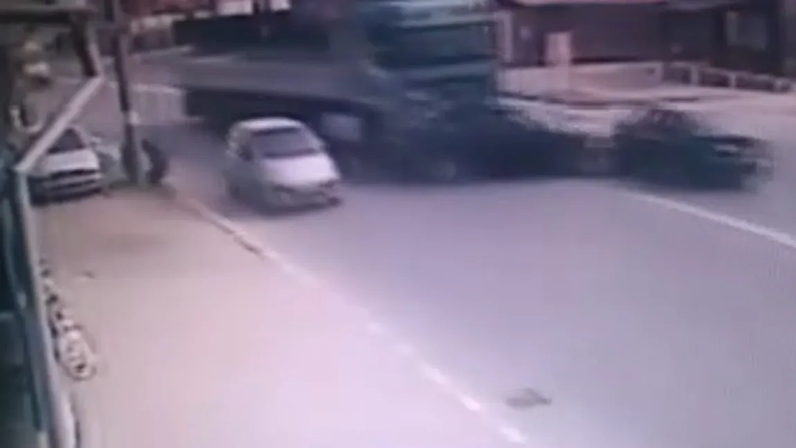 Accident în lanţ provocat de o şoferiţă imprudentă, la Târgovişte VIDEO