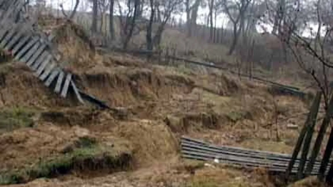 Noi alunecări de teren în Prahova. Traficul rutier este îngreunat pe mai multe drumuri