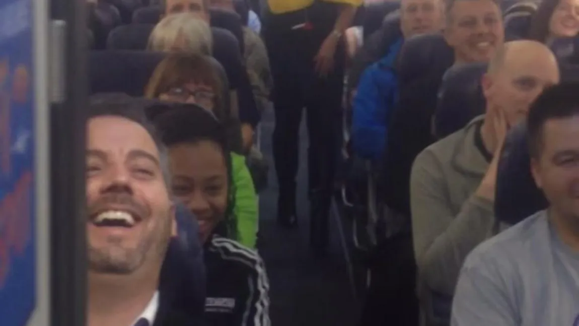 O STEWARDESĂ aflată în criza vârstei de mijloc se maimuţăreşte într-un avion, spre deliciul pasagerilor VIDEO