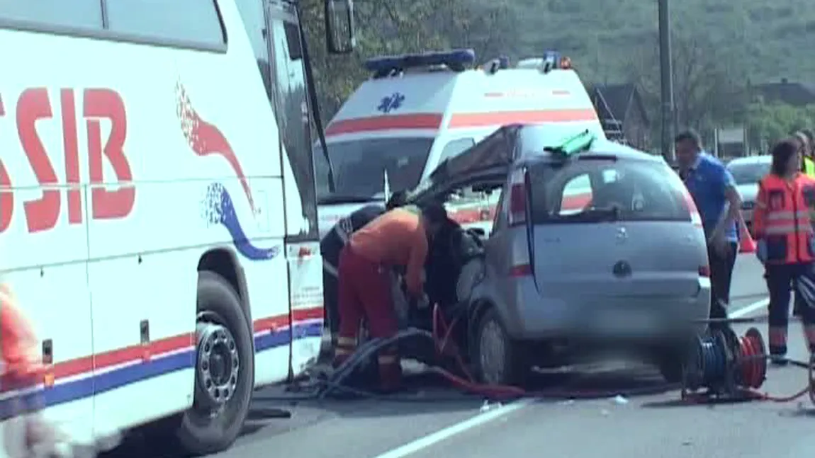 OMORÂT de autocar în faţa casei, sub ochii soţiei. Accident rutier TRAGIC, la Arad VIDEO