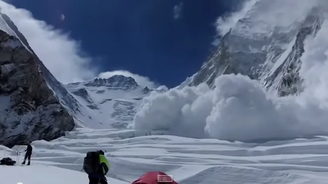 Au apărut primele imagini cu avalanşa uriaşă din Everest care a curmat viaţa a 13 oameni VIDEO