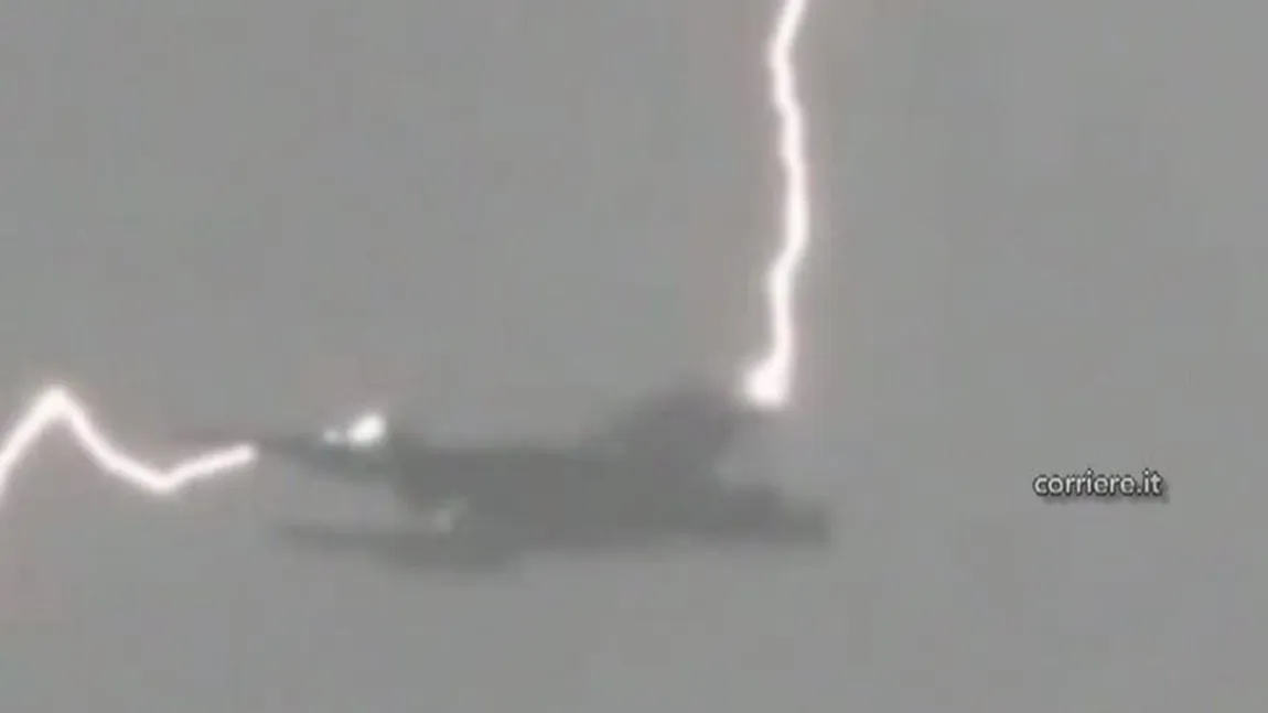 Teroare în timpul unui zbor: Avionul fost lovit de trei fulgere, în timpul unei furtuni VIDEO