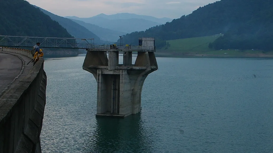 Autorităţile au început evacuarea controlată a apei din barajul de la Paltinu