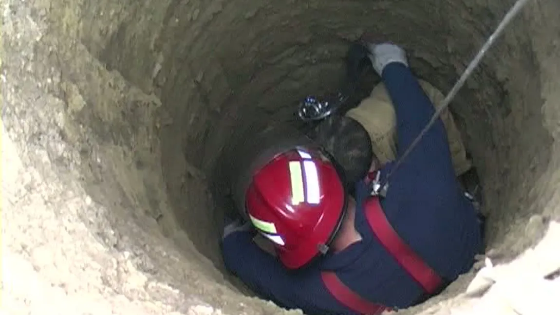 BĂTRÂN salvat de pompieri după ce a căzut într-o GROAPĂ adâncă de şapte metri VIDEO