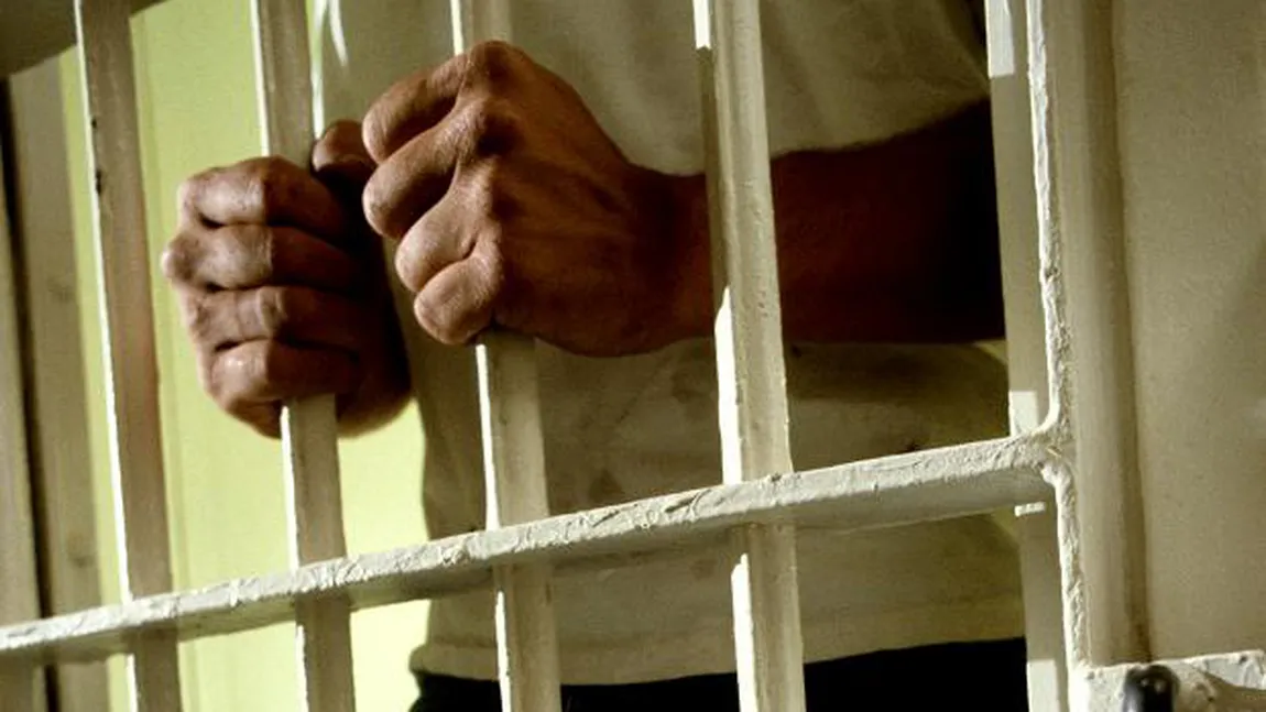 Un român a fost CONDAMNAT la închisoare PE VIAŢĂ pentru că a încercat să ucidă un gardian
