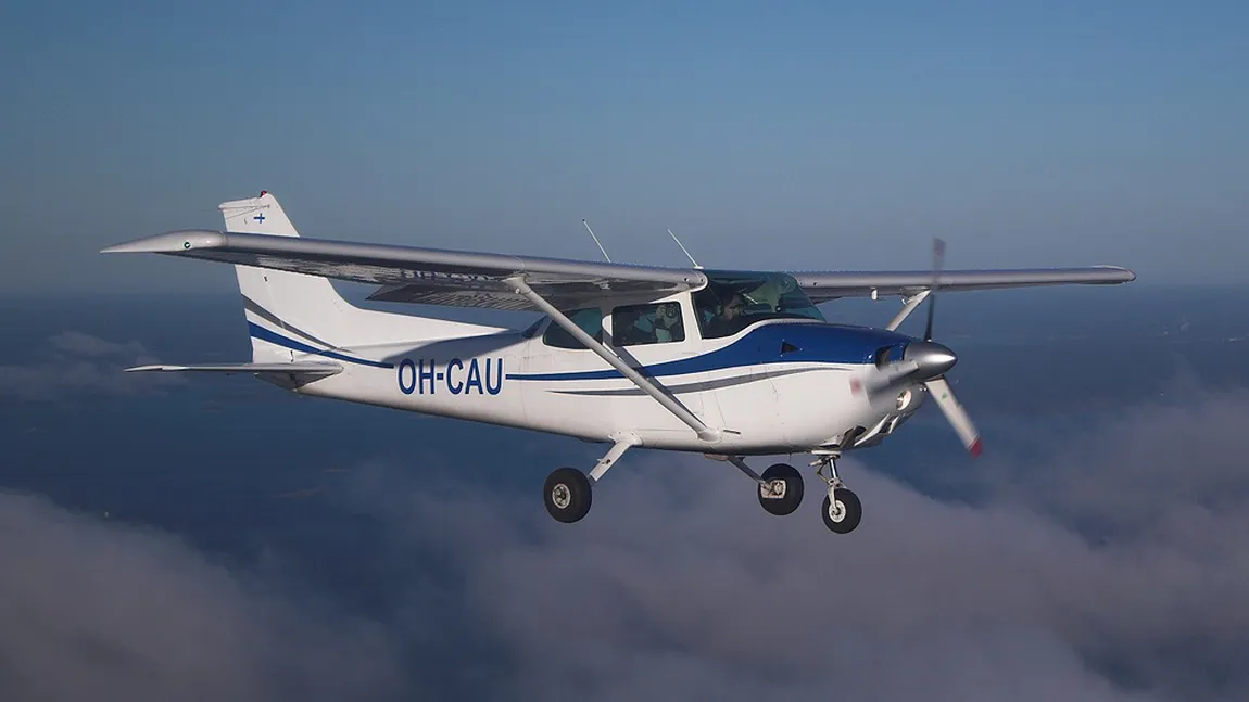 Un avion de mici dimensiuni a aterizat DE URGENŢĂ lângă autostradă