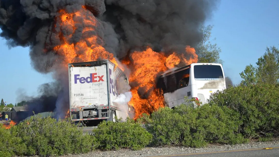 Tragedie în Los Angeles: Un camion a lovit în plin un microbuz şcolar, zece morţi şi 35 de răniţi VIDEO