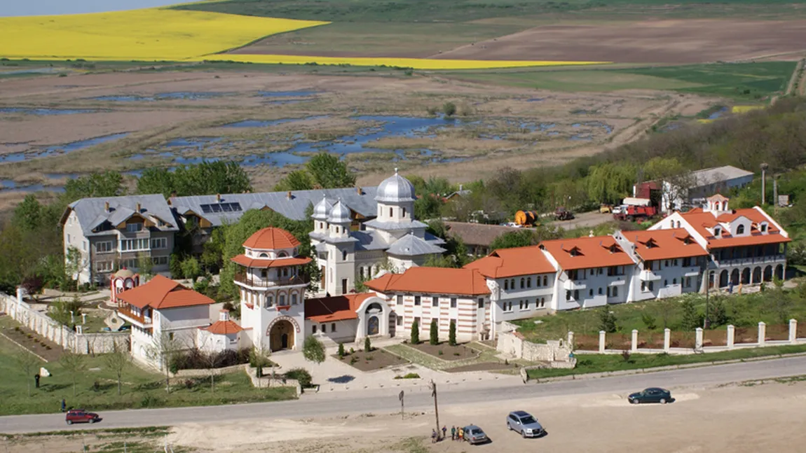 IZVORUL TĂMĂDUIRII. Minunile de la mănăstirile Dervent şi Nucet atrag an de an mii de credincioşi