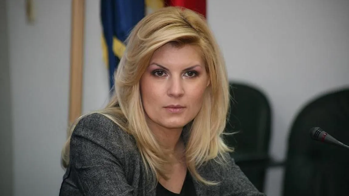 Elena Udrea a participat la un concurs de MISS la 17 ani. Vezi de ce a plecat plângând de pe scenă FOTO