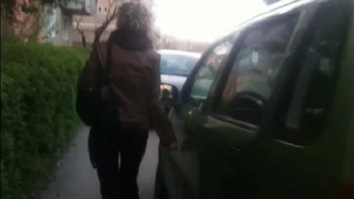 O clujeancă, prinsă în timp ce zgâria maşinile de pe trotuare VIDEO