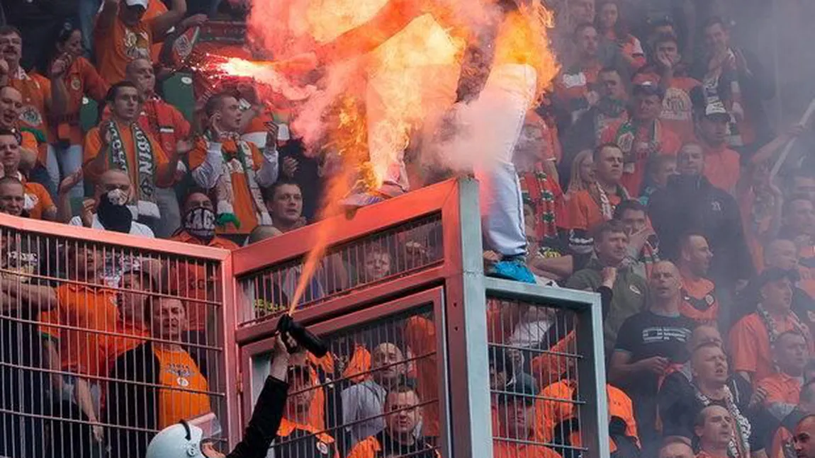 IMAGINI ŞOCANTE. Forţele de ordine AU DAT FOC unui fan pe stadion VIDEO