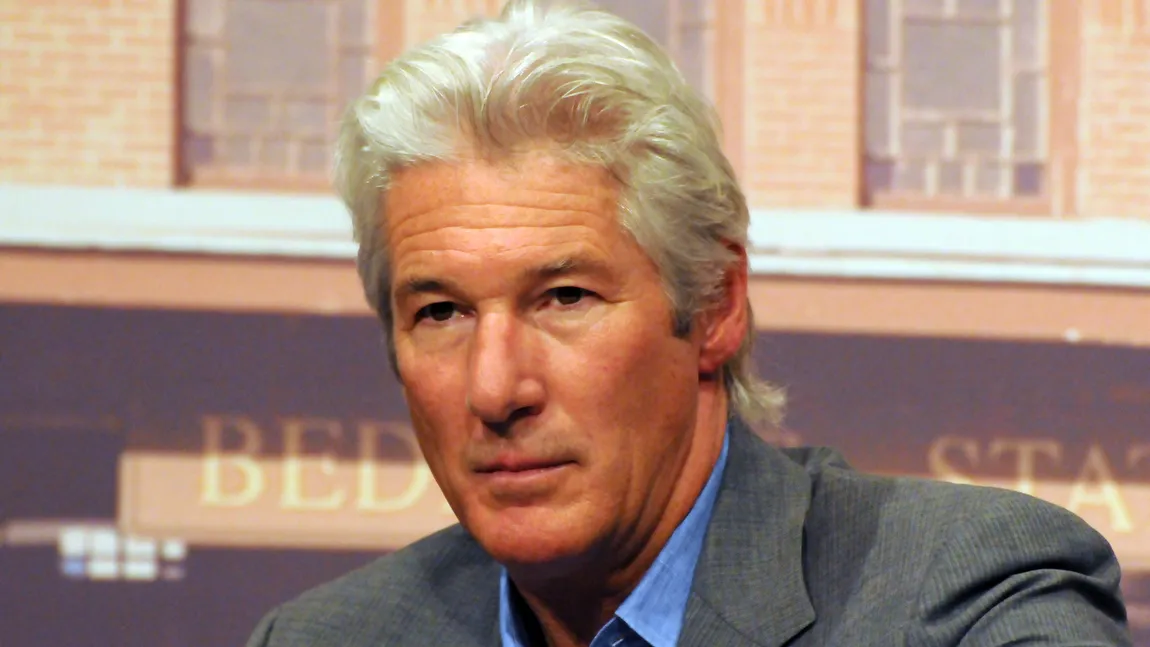 Richard Gere este de NERECUNOSCUT. Actorul a fost fotografiat căutând prin gunoaie