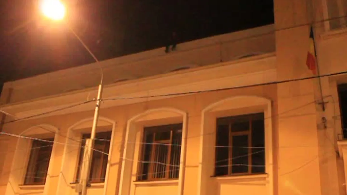 Protest extrem al unui interlop din Bârlad, nemulţumit că poliţiştii l-ar hărţui